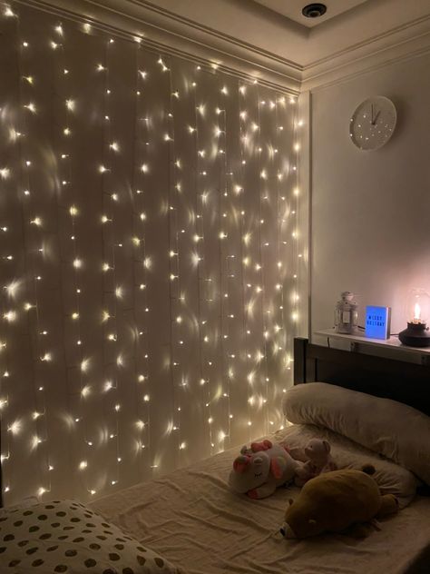 Teen Room With Fairy Lights, Aesthetic Bedroom With Fairy Lights, Curtain Lights Ideas For Bedroom, Dangle Lights In Bedroom, Fairy Lights Inspo Bedroom Ideas, Fairy Light Bedroom Decor, Y2k Aesthetic Decor Ideas For Bedroom, Fairy Lights Room Decor Ideas, Fairy Light Wall Bedroom