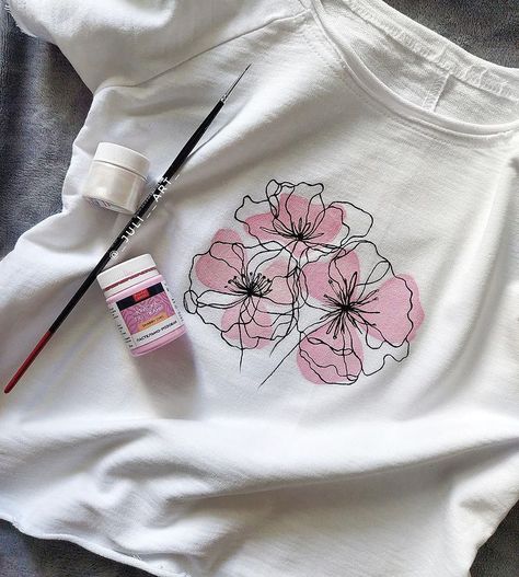 Check more at https://howcandothis.com/diyideas/24944/ Hand Paint Shirt, T Shirt Hand Painting Ideas, Painting On Clothes T Shirts, Diy Tshirt Painting Ideas, T Shirt Painting Ideas Creative, فن النسيج, Fabric Colour Painting, Fabric Paint Shirt, Paint Shirt