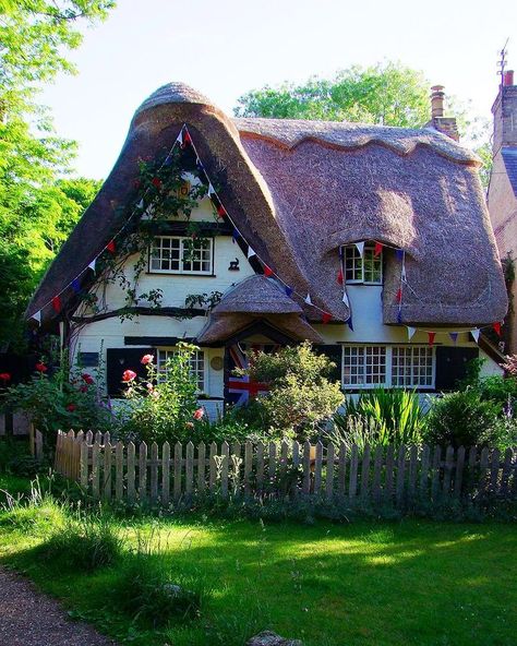 Yanmin (@joyful_little_journeys) • Instagram photos and videos Cottagecore Garden, Cute Cottages, Fairytale House, Cottage Aesthetic, Fairytale Cottage, Storybook Cottage, Cottage In The Woods, Thatched Cottage, Style Cottage