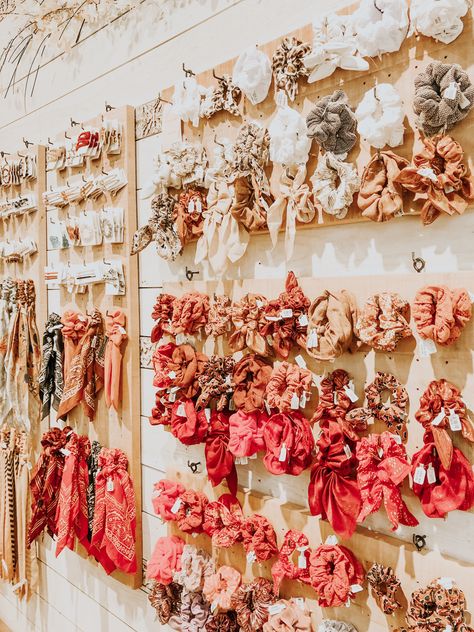 #freepeople #scrunchies Scrunchie Shop Display, Scrunchies Display Ideas, Display Scrunchies, Accessories Shop Design, Scrunchie Stand, Scrunchie Display, Hair Accessories Display, Jewelry Shop Display, Diy Hair Scrunchies