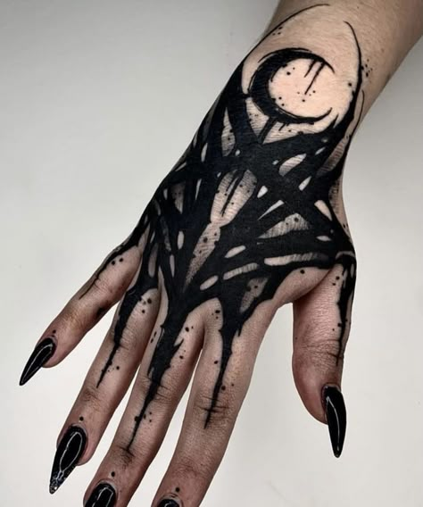 Black Hand Tattoo, Tattoo Main, Gotik Tattoo, Goth Tattoo, Wicked Tattoos, Creepy Tattoos, Gothic Tattoo, Finger Tattoo, Hand Tattoos For Guys