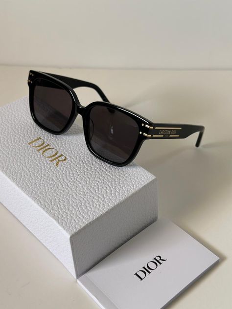 Stylish Sunglasses Women, Dior Glasses, Glasses Outfit, Classy Glasses, Popular Sunglasses, Luxury Glasses, Glasses Collection, Best Friend Pictures Tumblr, Christian Dior Sunglasses