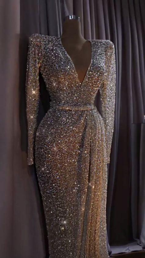 Pinterest:: driaabaddiee Snapchat:: drialol Detailed Clothes, Soirée Dresses, Prom Dresses Sparkly, Prom Dresses Simple, Sparkly Prom Dresses, Brick Kitchen, Long Sleeve Evening Gowns, Soiree Dress, Dubai Luxury