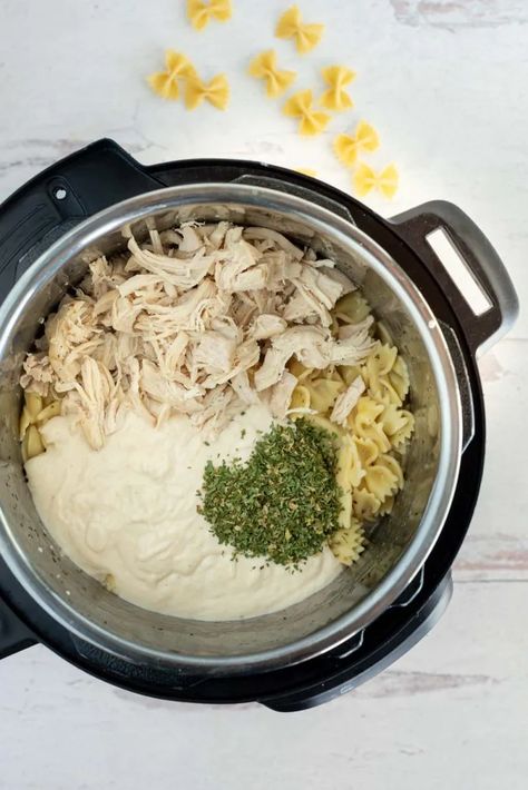 Cooked noodles, shredded chicken, seasonings, and Alfredo sauce added to an Instant Pot. Alfredo Noodles, Instant Pot Chicken Alfredo, Jarred Alfredo Sauce, Instant Pot Dinner, Chicken Bacon Pasta, Enchilada Pasta, Chicken Alfredo Pasta, Sauce Chicken, Bacon Pasta