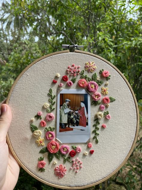 Embroidery With Photo Frame, Embroidery Photo Frame Ideas, Embroidery Pictures Ideas, Embroidery Hoop Polaroid Frame, Embroidery Hoop Frame, Embroider Gift Ideas, Picture Embroidery Ideas, Embroidery Picture Holder, Embroidery Gift Ideas For Men