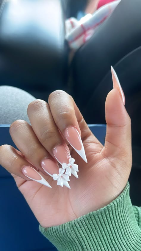 Stiletto White French Tip Nails, Stiletto Nails With Bows, Stalitoes Nails Design, Cute Stilletos Nails, White French Tip Nails Stiletto, Nail School Aesthetic, Sharp Acrylic Nails, Sharp French Tip Nails, French Tip Acrylic Nails Stiletto