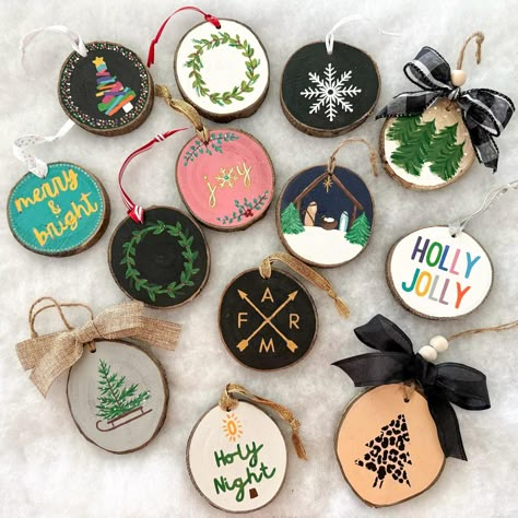 Christmas Makes Handmade Gifts, Rustic Wood Slice Ornaments, Wooden Disc Christmas Decorations, Simple Wooden Ornaments, Craft Ornaments Christmas, Christmas Tree Decorations Handmade, Wood Disc Christmas Ornaments, Small Wood Circle Crafts, Christmas Ornaments With Wood Slices