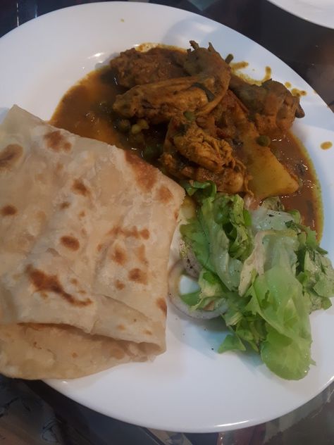 Typical Mauritian food #tastyfood Mauritian Food Recipes Mauritius, Mauritius Food, Mauritian Food, Office Food, Green Lettuce, Chicken Masala, Lettuce Salad, Tasty Foods, Gym Outfits