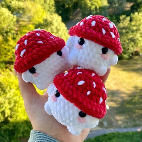 Knitted Bikinis, Keychain Crochet Ideas, Amigurumi Keychain Free Pattern, Knitting Keychain, Knitting Journal, Animal Plushies, Seni Korea, Fly Agaric, Easy Crochet Animals