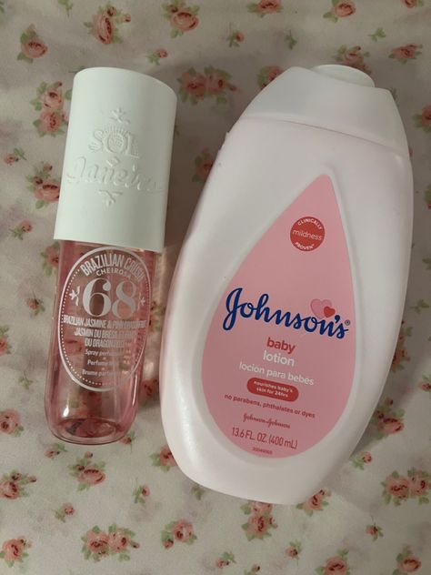 johnson’s baby powder lotion and pink sol de janerio mist Coquette Body Wash, Powder Smell Perfume, Pink Bodycare Aesthetic, Baby Scented Shower Routine, Powder Scent Perfume, Pink Body Care Products, Baby Powder Aesthetic, Coquette Body Care, So Spray Aesthetic