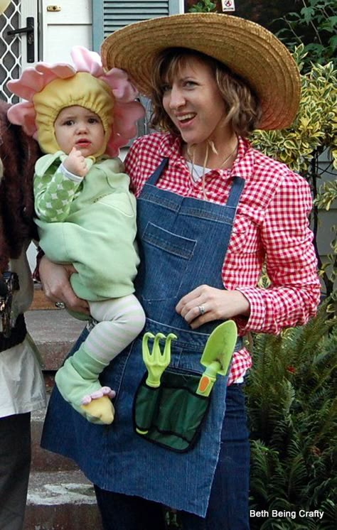 Already ordered the flower costume from Old Navy! Can't wait to do this with my little Lilly flower next year!!! Family Garden Costumes, Flower Garden Costume, Gardener Halloween Costume, Garden Family Costume, Baby Flower Costume, Garden Costume Ideas, Gardener Costume, Gardener Outfit, Karneval Diy