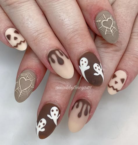 Brown Nails Halloween, Brown Halloween Nails Short, Brown Ghost Nails, Short Fall Manicure, Minimalistic Halloween Nails, Halloween Fall Nails Ideas, Manicure Ideas Short Nails, Halloween Nails Brown, Uñas Halloween Aesthetic