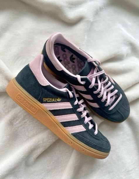 adidas spezial 🌸🫐 Adidas Spezials, Samba Shoes, Pretty Sneakers, Look Adidas, Dr Shoes, Trendy Shoes Sneakers, Pretty Shoes Sneakers, Adidas Shoes Women, Shoe Wishlist