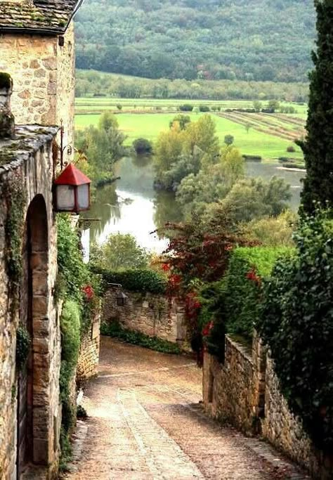 Tuscany Italy. Every picture I see is breath taking.  I must go some day.  So yes it's on my bucket list. Narrow Street, Italy Tuscany, Travel Italy, Tuscany Italy, Green Gables, Alam Yang Indah, Pretty Places, Places Around The World, Vacation Destinations