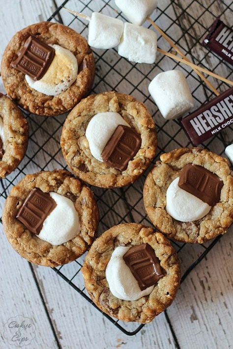 Stay warm inside this winter and enjoy s'mores all the while! These Deep Dish S'mores Cookies will blow you away - they may be even better than traditional s'mores! #smores #deepdish #cookies #smorescookies #marshmallowcookies #deepdishcookies Smores Cookies, Slow Cooker Desserts, Dessert Aux Fruits, Summer Meals, S'mores, Cookie Exchange, Camping Ideas, Yummy Sweets, Deep Dish