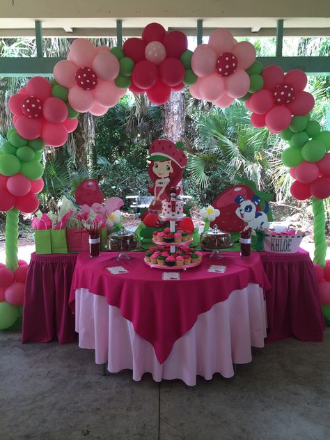 Pink #Red #Flower Baloon arch #Life -size #Baby Shower Ideas for #Girls | Strawberry Shortcake | My sisters baby shower ++++ Decoracion de fiesta niña Arco de globos flores Rosa rojo y globos verdes Tamaño natural Strawberry Shortcake Baby, Strawberry Shortcake Birthday, Strawberry Shortcake Party, Girls Birthday Party Themes, Strawberry Baby, Strawberry Party, Baby Birthday Party