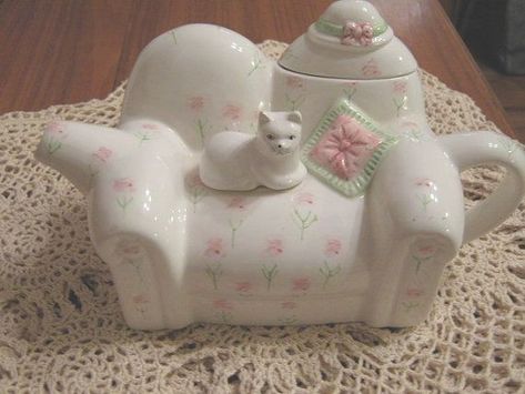 Sitting On A Couch, Teapot Cookies, Floral Teapot, Novelty Teapots, Cat Teapot, Teapots And Cups, Ceramics Pottery Art, Room Deco, Clay Art Projects