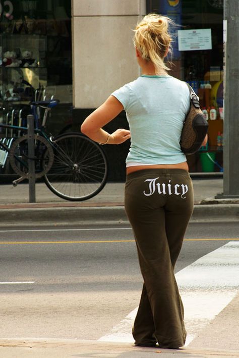 The word juicy should not be placed anywhere on your body and definitely not on your butt 2000s Juicy Couture, 2005 Fashion, 2000s Outfit, Juicy Couture Tracksuit, 2000s Fashion Trends, Outfits 2000s, 2000s Clothes, Juicy Couture Pants, Early 2000s Fashion