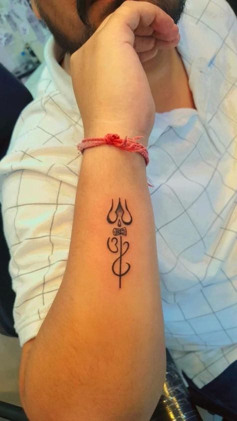 Tatoos Woman Trishul, Simple Om Tattoo Design, Tattoo Shiva Trishul, Thrisul Tattoo Ideas, Shiva Related Tattoo Design, Trisula Tattoo Design On Hand, Trishul Mehndi Design, Om Tattoos For Women, Small Hindu Tattoos For Women