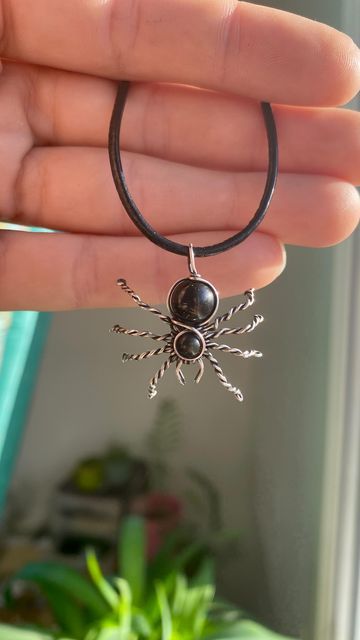 Bead Spiders How To Make, Beaded Spider Tutorial, Insect Jewelry Diy, Bead Bugs, Bead Spider, Homemade Jewellery, Halloween Jewelry Diy, Wire Spider, Crafty Jewelry