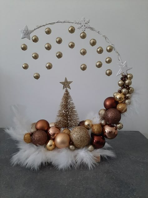 In this article, you'll learn how to make some beautifully festive decorations for your home this holiday season! From pallet Christmas trees to winter wonderland lanterns, there is something here for everyone. Christmas Wreath Diy Ideas, Pallet Christmas Trees, Creative Christmas Tree Ideas, Christmas Decorations Centerpiece, Christmas Decorations Diy Crafts, Pallet Christmas Tree, Pallet Christmas, Creative Christmas Trees, Easy Christmas Decorations