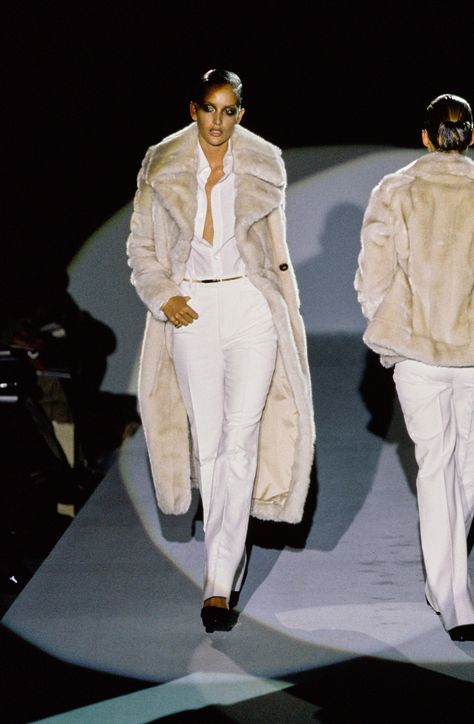 Gucci Fall 1996 Ready-to-Wear Fashion Show - Georgina Grenville Georgina Grenville, Gucci By Tom Ford, Tom Ford Gucci, Gucci Suit, Devon Aoki, Vintage Runway, Carla Bruni, 1990s Fashion, Donatella Versace