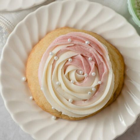 Crumbl Wedding Cake Cookies - Elle Makes Dessert Crumbl Cookie Copycat Neopolitan, Crumbl Cookie Wedding Cake, Crumbl Wedding Cake Cookie, Cake Batter Blondie Crumbl Cookie, Wedding Cake Crumbl Cookie, Vanilla Crumble Cookies, Crumbl Cookie Copycat Wedding Cake, Crumbl Valentine Cookies, Buttercream Wedding Cookies