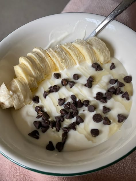 Banana With Honey, Yogurt And Chocolate Chips, Breakfast With Honey, Yogurt Healthy Recipes, Banana Snack Ideas, Yogurt Bowl Aesthetic, Yogurt With Banana, Breakfast Yogurt Bowl, Yogurt And Banana