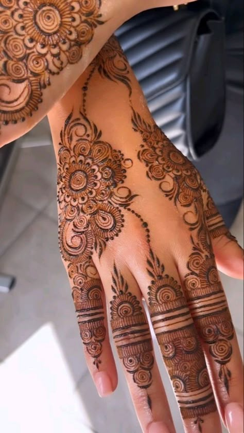 Henna Flower Designs, Mehndi Ideas, Tattoo Designs Hand, Henna Designs Wrist, Henna Designs For Kids, Tato Henna, Finger Henna Designs, Eid Mehndi Designs, Henna Inspo