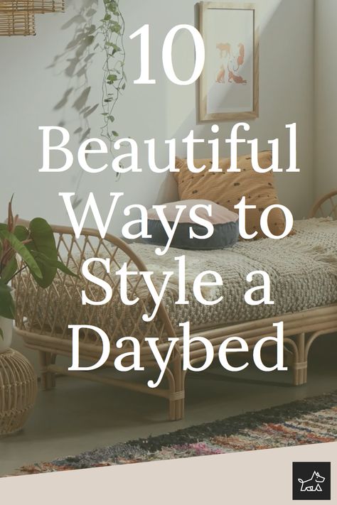 Decorate your daybed with vintage elegance. Choose classic patterns, antique accessories, and soft pastels. Add lace linens, a delicate bedside lamp, and framed vintage prints to create a timeless and elegant space, perfect for relaxation or as a refined guest bed. Daybed Room Ideas Living Room, Black Iron Daybed Room Ideas, Day Bed Into Couch, Metal Daybed Makeover, Daybed Inspo Aesthetic, Daybed With Trundle Office Guest Room, Home Office With Daybed Ideas, Day Bed Pillow Arrangement Daybed Ideas, Office With Daybed Ideas