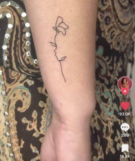 Flower Side Profile Tattoo, Side Profile With Flowers Tattoo, Baby Profile And Birth Flower Tattoo, Newborn Side Profile Tattoo, Dainty Tattoo For Husband, Silloute Tattoos, Baby Siloette Ideas Tattoo, Dainty Motherhood Tattoo, Birth Flower Face Silhouette Tattoo