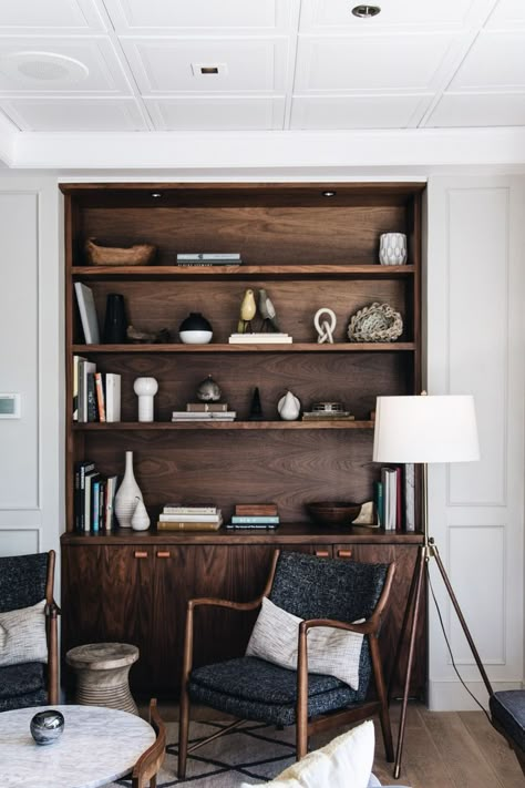 dark wood shelf Dark Wood Bookshelves, Dark Wood Lamp, Dark Wood Floors Living Room, Dark Wood Shelves, Dark Wood Furniture, Wood Bookshelves, Dark Wood Floors, Wood Interiors, Marble Coffee Table