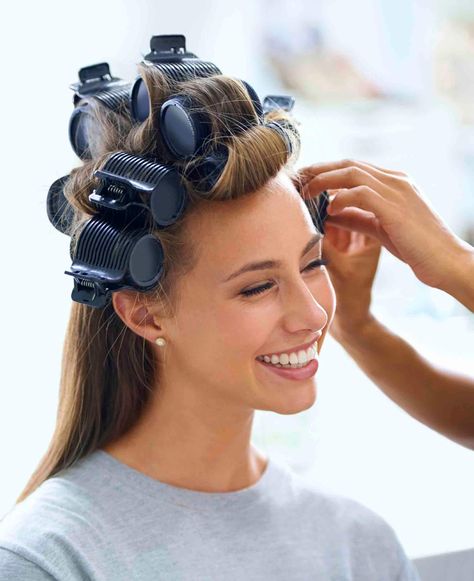 heated rollers technique Hair Rollers Tutorial, Roller Set Hairstyles, Diy Hair Rollers, Using Hot Rollers, Big Hair Rollers, Heated Rollers, Hot Curlers, Roller Curls, Velcro Rollers