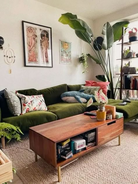 Apartment Inspo Living Room, Green Couch Ideas, Room Esthetics, Modern Green Living Room, Living Room Design Green, Vibe House, Solo Apartment, New Appartement, Green Couch Living Room