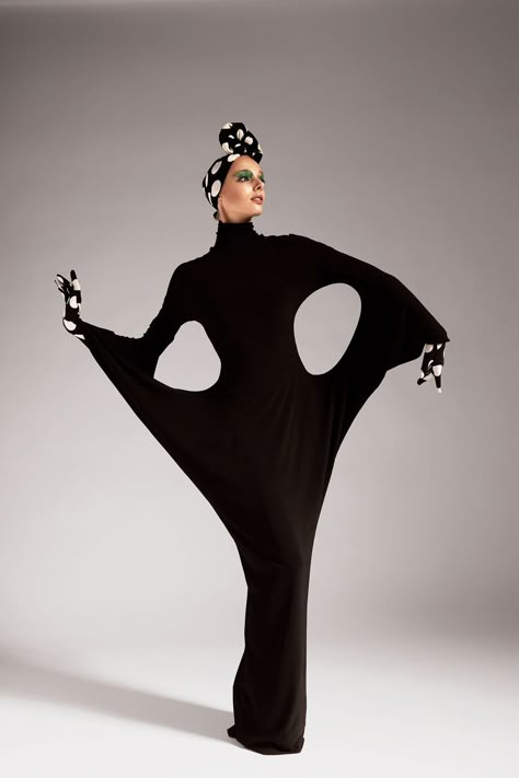 Norma Kamali 80s, Sculptural Dress, Sculptural Fashion, Weird Fashion, Futuristic Fashion, Avant Garde Fashion, Norma Kamali, Moda Vintage, Pierre Cardin