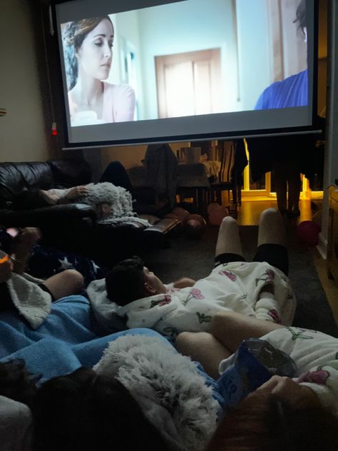 Movie Night With Family Aesthetic, Cuddle Movie Night, Watching Movie Projector Aesthetic, Couple Watching Movie On Couch Aesthetic, Movie Night W Friends, Dorm Movie Night, Cozy Movie Night Aesthetic Friends, Movie Nights With Friends, Friends Movie Night Aesthetic