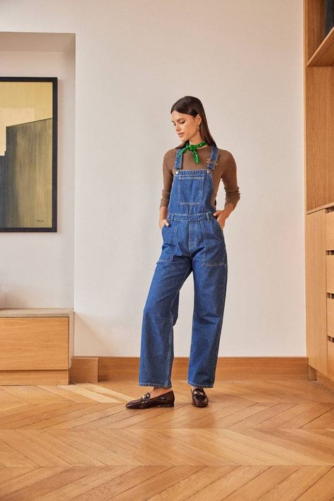 Dungaree Outfits, Overalls Chic, Dungarees Outfit, Dungaree Outfit, Denim Dungaree, Denim Dungarees, Stylish Celebrities, Maxi Coat, Jean Trends