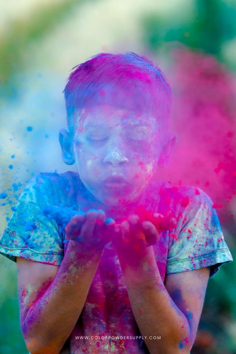 Powder Paint Photoshoot, Holi Pictures Ideas, Holi Special Photography, Holi Powder Photoshoot, Chalk Photoshoot, Holi Festival Decoration, Color Powder Photoshoot, Holi Festival Photography, Holi Couple