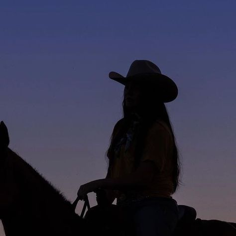 COWGIRL Magazine on Instagram: "“Blessed is the cowgirl that rides every day with a feee spirit within her.” Photo by: @lauren.ann.photo | Featuring: @meebee2308 #iamcowgirl #cowgirl #cowgirlmagazine #western #westernlifestyle #westernfashion #horse #horses #ranchlifestyle #rodeo #ranch #ranchlife" Foto Cowgirl, Cowboy Romance, Cowgirl Magazine, Black Cowgirl, Cowboy Horse, Western Life, Brown Bird, Cowgirl Aesthetic, Country Lifestyle