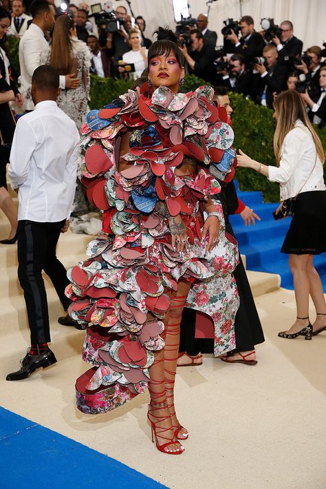 Rihanna wearing Comme des Garçons. Met Gala 2017 Camp Style Fashion, Rei Kawakubo Comme Des Garcons, Met Gala Red Carpet, Rihanna Style, Rei Kawakubo, Dressed To The Nines, A Level Art, Celebrity Look, African Dresses