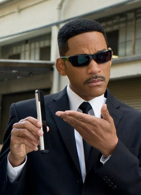 Agent J (Will Smith) wears sunglasses by Salt optics #MIB3 #fashioneyewear #primaryeyecare #celebrityEyewear Glasses Meme, Will Smith Movies, After Earth, Black Halloween Costumes, Prince Of Bel Air, New Mods, Men In Black, The Smiths, Fresh Prince