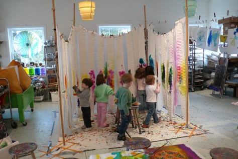 action painting  http://www.pinterest.com/wendyothomas/preschool-atelier-spaces/ Atelier Ideas, Reggio Emilia Inspired, Reggio Classroom, Reggio Inspired, Ocean Crafts, Kindergarten Art, Reggio Emilia, Process Art, Preschool Art