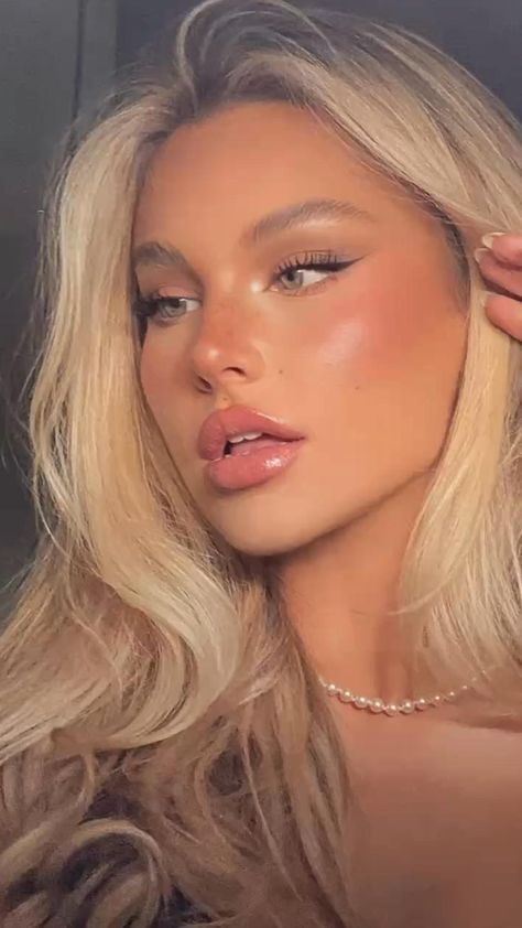 Dewy Pink Makeup Look, Prom Natural Makeup Looks, Makeup Looks Green Eyes Blonde Hair, Full Face Makeup For Prom, Formal Dinner Makeup, Glowy Glam Makeup Prom, Grad Makeup Ideas, Light Gold Makeup Prom, Deb Makeup Looks