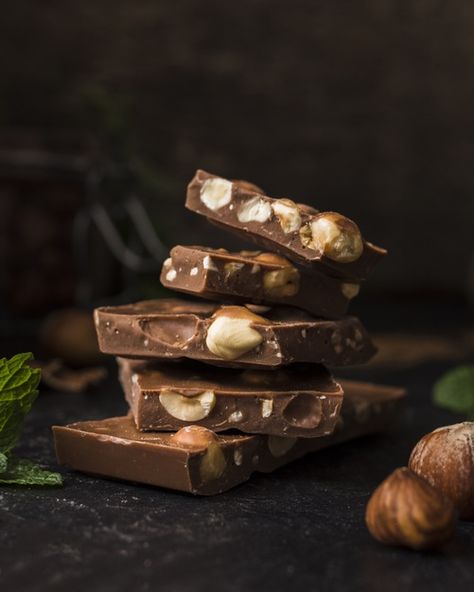 Chocolate Bar Photography Food Styling, Christmas Chocolate Photography, Chocolate Photography Food Styling, Chocolate Photoshoot Ideas, Cacao Photography, Chocolate Photography Ideas, Chocolate Bar Photography, Chocolate Food Photography, Chocolate Photoshoot