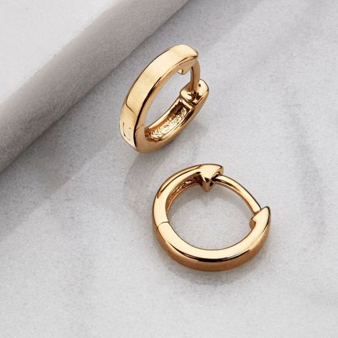 Small Earrings Gold, Gold Huggie Hoop Earrings, Huggie Earrings Gold, Small Gold Hoop Earrings, Small Gold Hoops, Gold Earrings For Women, Classic Earrings, Gold Earrings Designs, Huggie Hoop Earrings