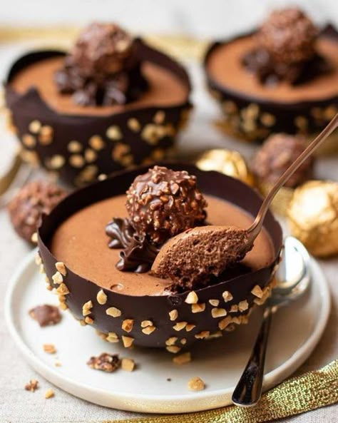 Desserts With Chocolate Mousse, Fancy Desserts Restaurant, Chocolate Glass Dessert, Chocolate Mousse Entremet, Chocolate Mousse Presentation, Dessert Decoration Ideas, Mini Dessert Board, Pretty Mother’s Day Desserts, Thanksgiving Entremet