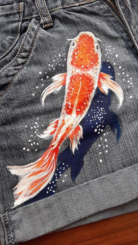 One more fish on my shorts Jeans Drawing Ideas, Painted Clothes Diy Jeans, Koi Fish Outfit, Bleach Art Jeans, Artsy Jeans, Painting On Jeans, Fish Clothes, Painting Jeans, Jeans Drawing