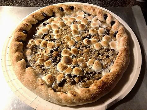 Papa Murphy's S'mores Dessert Pizza Recipe - Secret Copycat Restaurant Recipes Biscuit Bread Pudding Recipe, Smores Pizza Recipe, Lemon Cake Pops Recipe, Wonton Tacos Recipe, Biscuit Bread Pudding, Chocolate Chip Pizza, Dessert Pizza Recipe, Wonton Tacos, Dessert Pizza Recipes