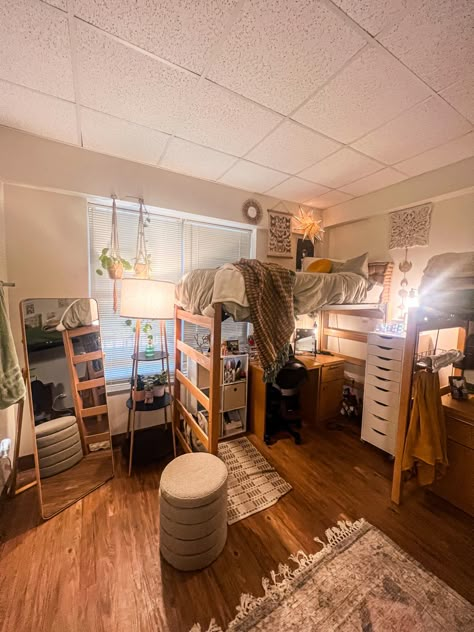 dorm room boho style lofted bed Large Dorm Room Ideas, Dorm Bed Layout, Dorm Configuration, Lifted Dorm Bed, Lofted Dorm Beds Layout, Dorm Room Decor Lofted Bed, Cute Dorm Room Ideas For Two, Pitt Dorm Room, Loft Dorm Bed