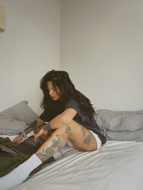 Modern Woman Aesthetic, Tattooed Woman Outfits, Tattoos And Dresses, Tattooed Woman Aesthetic, Tattooed Aesthetic, Models With Tattoos, Tattoo Outfit, People With Tattoos, Thigh Tattoo Ideas